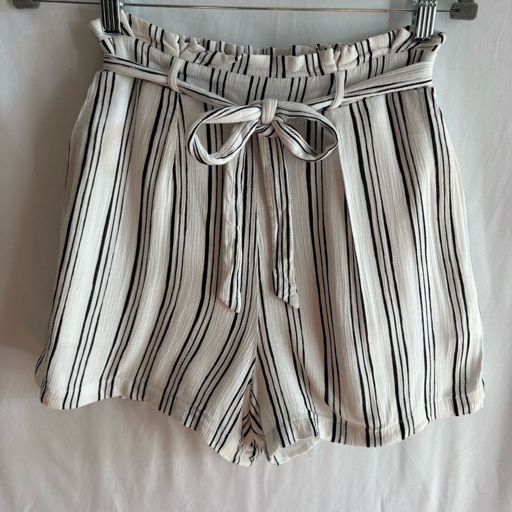 Jennifer Lopez White/Black Striped Dress Shorts. Small